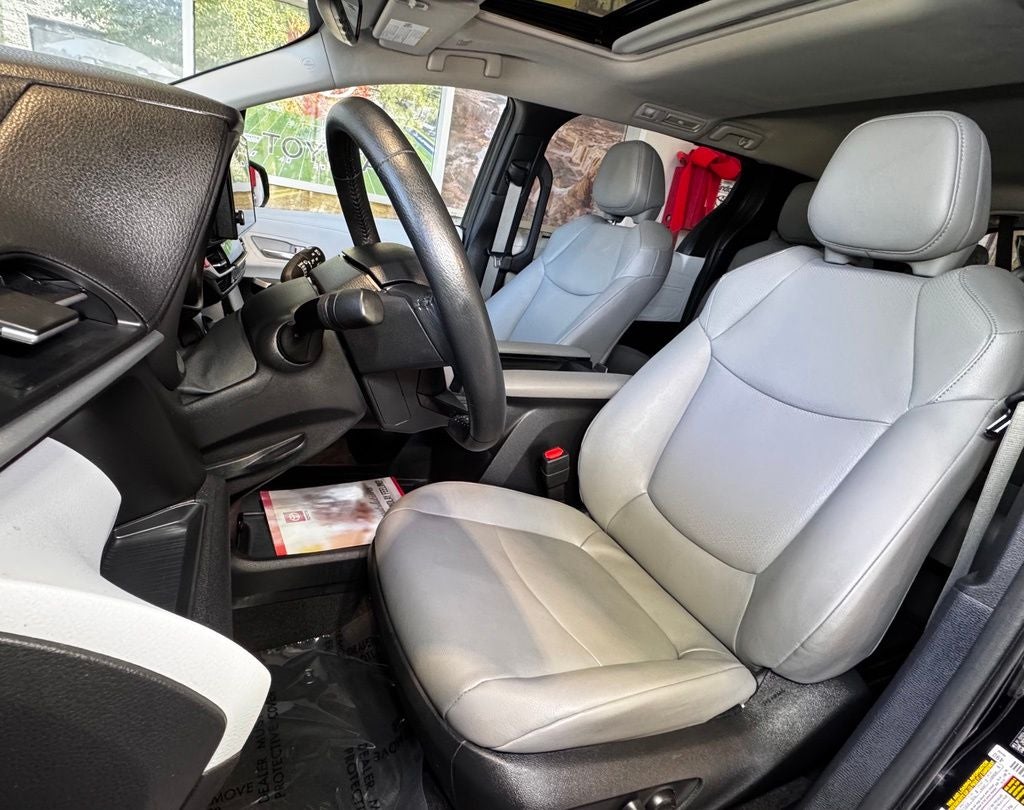 2025 Toyota Sienna XLE 8 Passenger