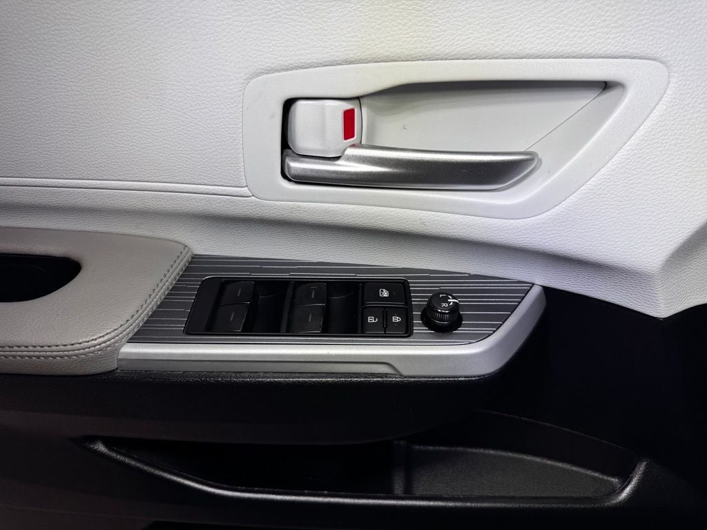 2025 Toyota Sienna XLE 8 Passenger