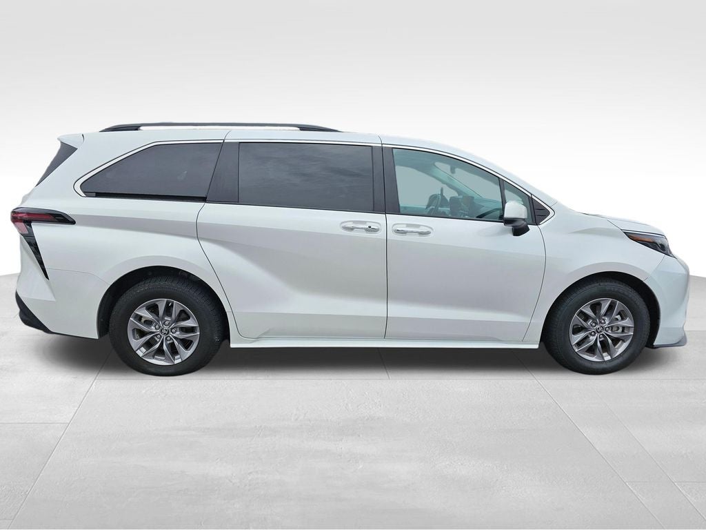 2025 Toyota Sienna XLE 8 Passenger